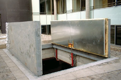Montacargas con compuerta superior abatible