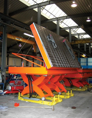 Mesa elevadora con plataforma inclinadora para grandes cargas