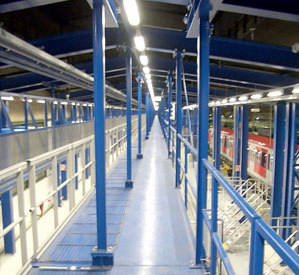 Vista superior de la plataforma, con barandillas de fibra de vidrio encajada.