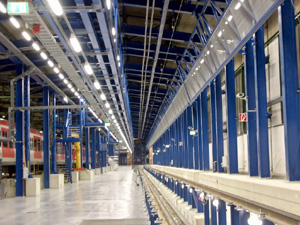 Vista general de la instalación, donde se puede apreciar la plataforma de trabajo, la protección anticaidas en lado opuesto en posición recogida y el riel de la grúa monorraíl sobre vías.