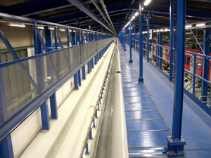 Vista superior de la plataforma de trabajo con el seguro anticaidas oscilante extendido en lado opuesto.