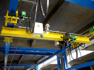 Detalle del puente grúa de 10 KN sobre vías para cambio de componentes, dotada de salida lateral.