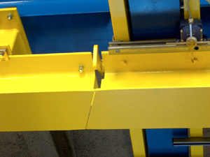 Detalle del raíl de salida lateral del puente grúa.