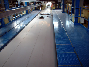 Vista superior de la plataforma de trabajo, con las extensiones telescópicas ajustadas al techo del vehículo.
