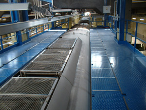 Vista superior de la plataforma ajustada al techo del vehículo y catenaria en posición de servicio.
