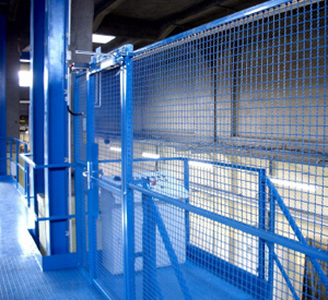 Vista del sistema de seguridad de acceso a la plataforma y del pupitre de mandos en rellano de escalera.