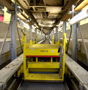 Plataforma de trabajo para foso en tránsito bajo una unidad ferroviaria.