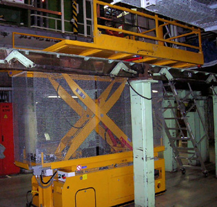 Vista lateral de la plataforma de trabajo operando en foso en un taller de ICE.