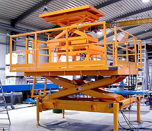 Castillete intercambiable en fase de construcción, con plataformas extensibles laterales abiertas, escalerilla de acceso y plataforma adicional sobrepuesta.