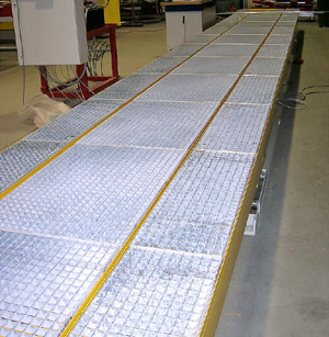 Vista superior de una plataforma elevadora para foso con cubierta de rejilla.