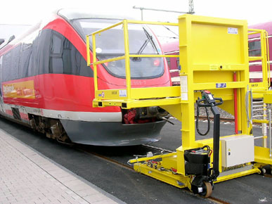 Plataforma de trabajo en tránsito hacia cabeza tractora, con la plataforma plegada.