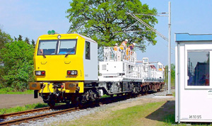 Castilletes montados sobre vehículo ferroviario en operaciones de tendido eléctrico.