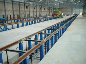 Vía sobre bastidores en fase de montaje en un taller ferroviario.